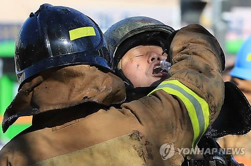 화재현장 목 축이는 소방대원  [연합뉴스 자료사진]