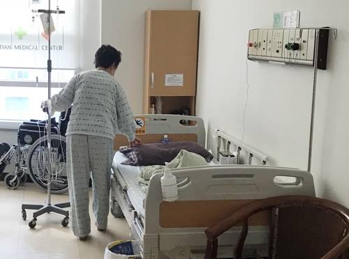 지난 26일 밀양 세종병원에서 환자를 구조하는 과정에서 연기를 들이마셔 부산 베스티안병원에서 치료 중인 요양보호사 이모(58) 씨. 이 씨는 자신은 당연히 해야 할 일을 했을 뿐이라며 얼굴이 알려지기를 원하지 않았다. [김선호 기자]