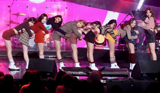 그룹 트와이스가 지난해 12월 14일 서울 마포구 상암동 SBS 프리즘타워에서 공연을 펼치고 있다(사진=연합뉴스).