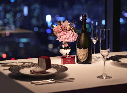 그랜드 인터컨티넨탈 서울 파르나스와 인터컨티넨탈 서울 코엑스가 밸런타인데이를 맞아 취향별로 선택해 즐기는 이벤트를 연다. 초콜릿이 담긴 플라워 박스와 스페셜 케이크를 판매하고, 주말에만 운영하던 딸기 뷔페를 2월 14일 단 하루 특별 운영하며, 레스토랑에서는 프로포즈 패키지를 비롯한 스페셜 디너 메뉴를 선보인다. 그랜드 인터컨티넨탈 서울 파르나스 제공