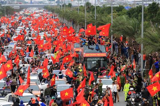 박항서 감독의 베트남 축구대표팀이 28일 베트남 국민의 대대적 환영 속에 2층 버스를 타고 하노이 시내에서 카퍼레이드를 하고 있다. [EPA=연합뉴스]