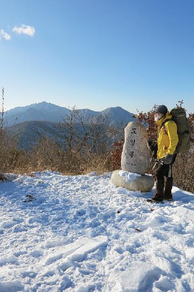 [월간산]도일봉 정상비석. 중원계곡 건너편은 중원산 북릉. 중원산 북릉 뒤는 한강기맥인 용문산(왼쪽)과 폭산(일명 천사봉).