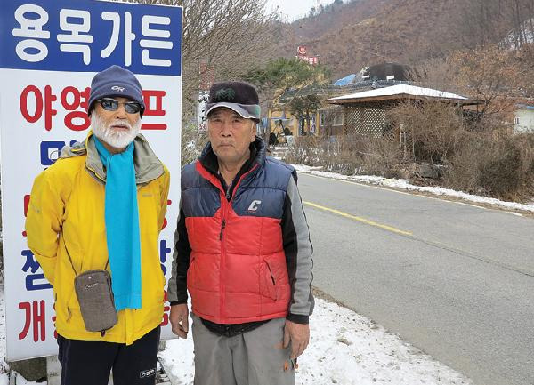 [월간산]도일봉 아래 향소리 방촌마을에서 15대째 살고 있는 방좌현씨(오른쪽). 방씨는 향소리에서 백백교 사건을 기억하는 유일한 주민이다.