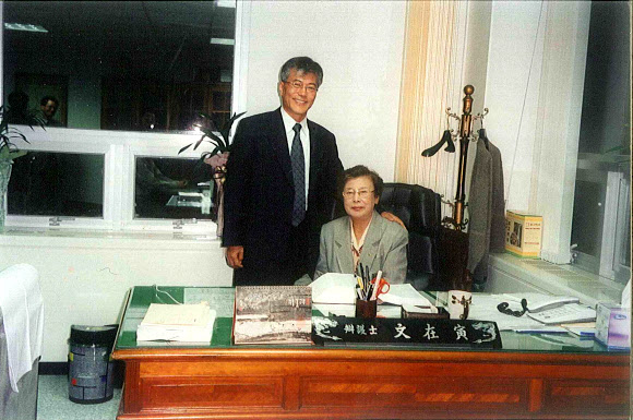- 변호사 시절 어머니와 함께 집무실에서 사진을 찍은 문재인 대통령연합뉴스