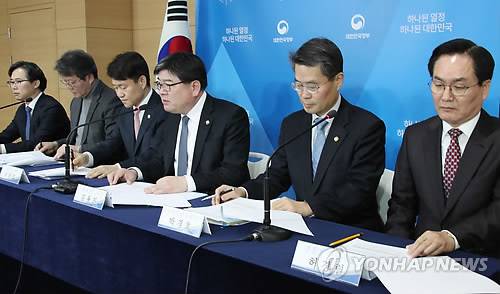 공공기관 채용비리 관계부처 합동브리핑 (서울=연합뉴스) 김승두 기자 = 김용진 기획재정부 2차관(왼쪽에서 네 번째) 이 29일 오전 서울 세종로 정부서울청사에서 열린 공공기관 채용비리 특별점검 후속조치 및 제도개선 방안 관계부처 합동발표를 하고 있다. 왼쪽부터 박진규 산업통상자원부 기조실장, 변성완 행안부 지역경제지원관, 이금로 법무부 차관, 김 기재부 2차관, 박경호 국민권익위원회 부위원장, 허경렬 경찰청 수사국장.     Kimsdoo@yna.co.kr