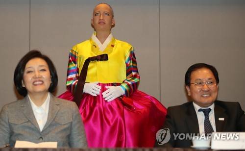 봐도봐도 신기한 '소피아' (서울=연합뉴스) 박동주 기자 = 사우디아라비아에서 시민권을 발급받은 AI(인공지능) 로봇 '소피아'가 29일 서울 플라자호텔에서 열린 핸슨 로보틱스(Hanson Robotics) 초청 기념 만찬에서 한복을 입고 있다. 왼쪽부터 박영선 더불어민주당 의원과 유영민 과학기술정보통신부 장관. 2018.1.29      pdj6635@yna.co.kr
