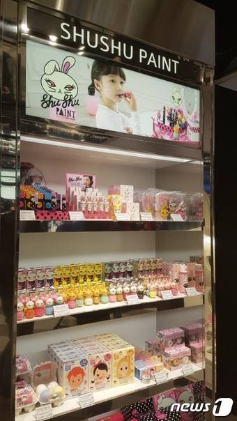 신세계백화점의 화장품 편집숍 ‘시코르’ 매장 지하1층 키즈 코너에 어린이 화장품 브랜드 '슈슈' 제품이 진열돼 있다.© News1 김민석 기자