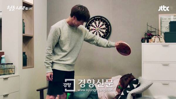 JTBC 드라마 <청춘시대2>에는 이별을 고한 여자친구를 납치해 며칠간 감금하고 폭행, 흉기로 위협하는 장면이 나온다. 출처 JTBC