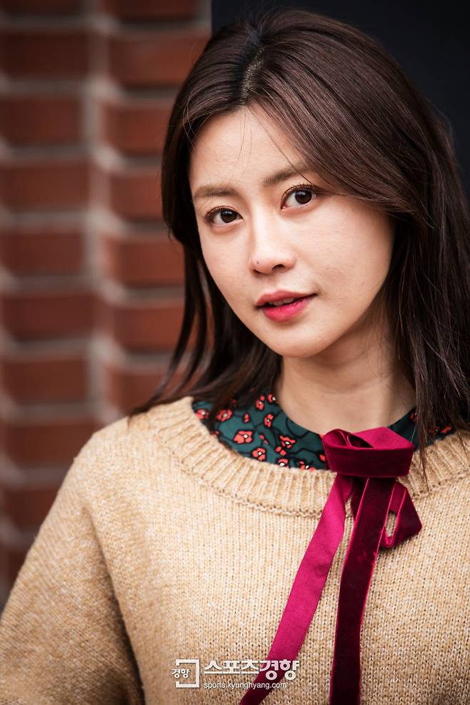 배우 김아라가 서울 중구 정동 경향신문사에서 ‘스포츠경향’과 만나 포즈를 취하고 있다. 사진 이선명 기자