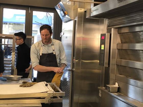 샌프란시스코 '타르틴 베이커리'의 창업자 채드 로버트슨이 오븐 속 빵을 확인하기 위해 직접 장갑을 끼고 있다. 그는 서울점 오픈을 직접 챙기기 위해 현재 한국에 머물고 있다.