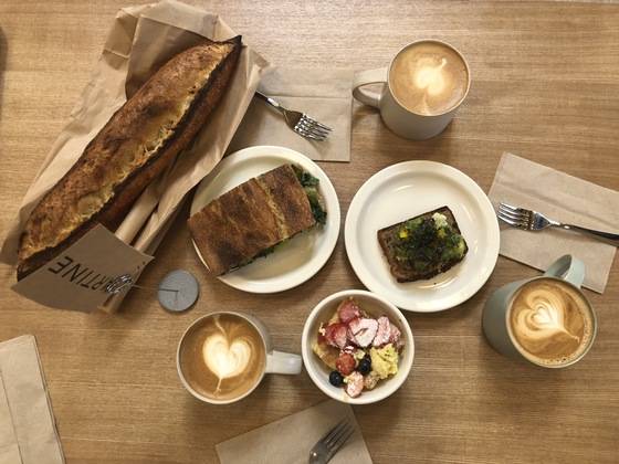 '타르틴 베이커리'는 투박한 덩어리 모양의 발효빵으로 가장 유명하지만, 크루아상·샌드위치·브레드푸딩 종류도 다양하게 판매한다.