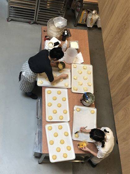 매장 2층에서 내려다 본 주방의 모습. 빵을 굽기 위해 준비하는 모습이 그대로 보인다.