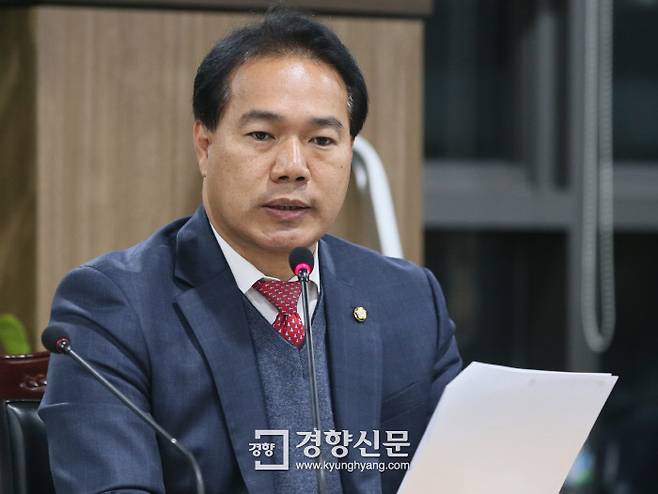 국민의당 이용주 의원이 2016년 12월 26일 오후 서울 구로구 남부구치소에서 실시한 ‘박근혜 정부의 최순실 등 민간인에 의한 국정농단 의혹사건 진상규명을 위한 국정조사특별위원회 현장 청문회’에서 안종범, 정유섭 증인과의 면담 내용을 발표하고 있다./사진공동취재단