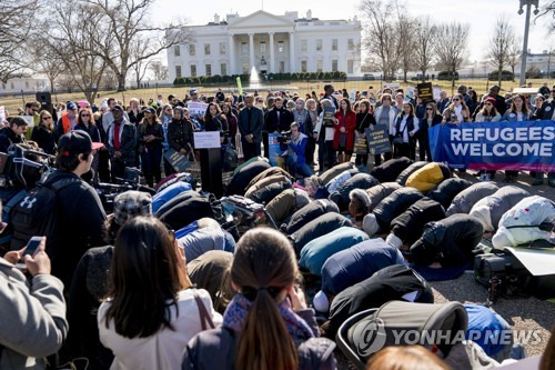 트럼프 미 대통령 무슬림 여행자 입국금지 행정명령 항의 집회 [AP=연합뉴스]