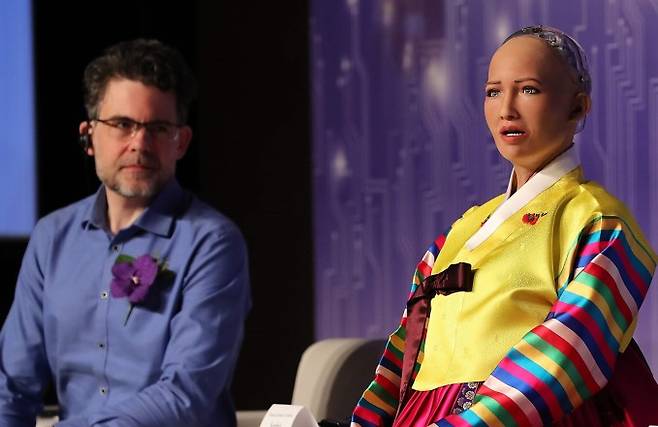 30일 서울 중구 플라자호텔에서 ‘4차 산업혁명, 로봇 소피아에게 묻다’를 주제로 열린 대담회에서 소피아(오른쪽)가 박영선 더불어민주당 의원의 질문에 답변을 하고 있다. 왼쪽은 개발사 핸슨로보틱스의 데이비드 핸슨 최고경영자(CEO). - 동아일보DB 제공