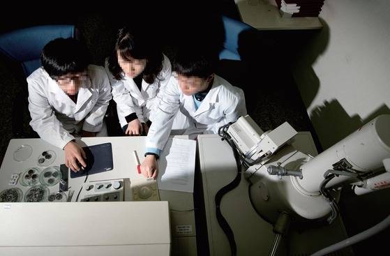 일부 특수고는 R&E 프로그램을 토대로 ‘졸업논문’ 제도를 운영하기도 한다. 학생들이 대학 연구팀에서 공동실험·연구를 진행하고 있다.