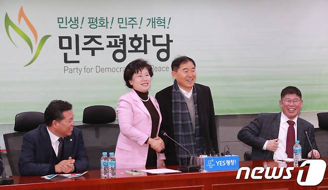 조배숙 민주평화당 창당준비위원장이 2일 오전 서울 여의도 국회 의원회관에서 열린 중앙운영위 정례회의에서 신당에 합류한 황주홍의원과 축하의 악수를 나누고 있다. 2018.2.2/뉴스1 © News1 이동원 기자