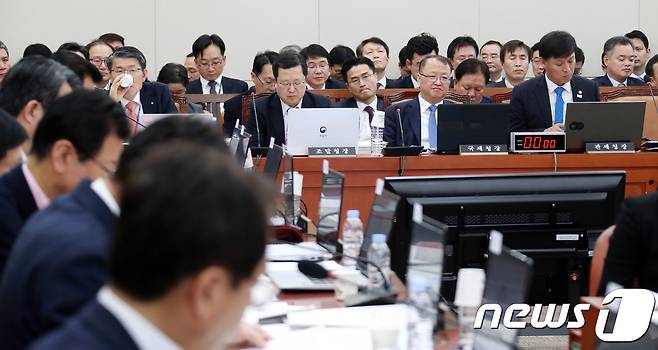한승희 국세청장(오른쪽 두 번째)이 2일 서울 여의도 국회 본청에서 열린 기획재정위원회 전체회의에 출석해 위원장의 발언을 경청하고 있다. 2018.2.2/뉴스1 © News1 이동원 기자