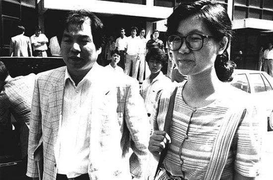 부천서 성고문 사건의 피해자인 권인숙씨(오른쪽)가 조영래 변호사와 법원을 나서고 있다.사진=연합뉴스