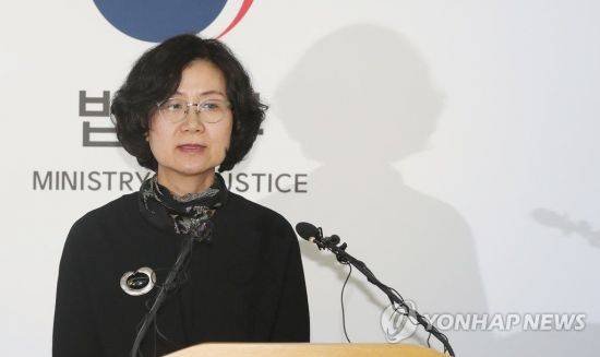 권인숙 성폭력대책위원장이 2일 오후 정부과천청사에서 열린 '법무부 성범죄 대책위원회' 발족 및 법무부 장관 입장발표 기자회견에서 발언하고 있다.사진=연합뉴스