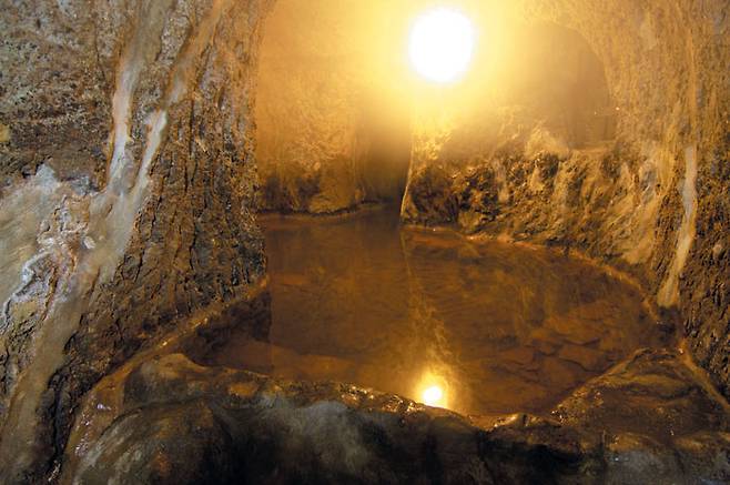 마을 중간에 있는 신메이칸의 '동굴탕'은 료칸 주인이 10년 동안 직접 바위를 파서 만든 온천 동굴이다. 20m가량 이어지는 동굴 탐험은 이곳에서만 즐길 수 있는 색다른 경험이다. / 구로카와 온천마을 료칸조합