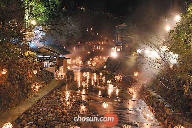 매일 저녁 6시가 되면 온천마을을 가로지르는 계곡에 '대나무 등불' 300여 개가 켜진다. 온천탕이 뿜어내는 수증기와 붉은 불빛이 어우러져 한 폭의 명화가 그려진다. 환상적인 분위기 덕분에 연인들의 데이트 코스로 제격이다. / 이동휘 특파원