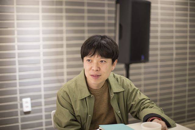 두번째 시집 '입술을 열면'(창비)을 낸 김현 시인. “가방에 시집 원고를 넣어 다녔다. 그곳에 시가 있따는 것만으로도 입술이 무거웠다”고 했다. 창비 제공