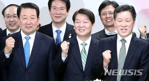 【서울=뉴시스】이영환 기자 = 국민의당 안철수 대표가 2일 오전 서울 여의도 국민의당 중앙당사에서 열린 창당 2주년 기념식에 참석해 박주선(왼쪽), 주승용(오른쪽) 의원과 파이팅을 외치고 있다.  2018.02.02.  20hwan@newsis.com