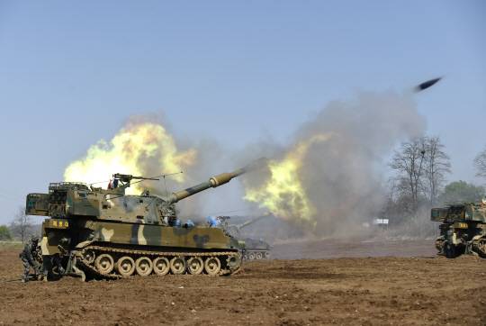 지난해 4월 합동사격훈련 중인 해병대 K-55A1 자주포. 이번 코브라 골드 훈련에 2문이 K-77 1량과 함께 파견됐다. 포병의 해외 훈련 참가는 창군 이래 처음이다. /사진 제공=해병대