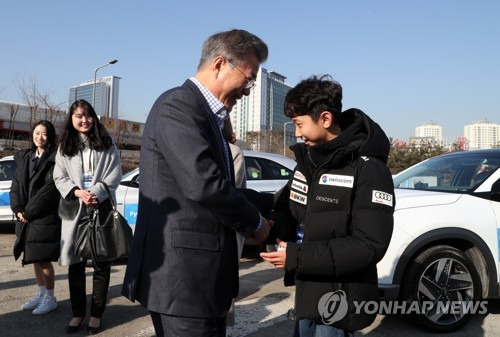 문 대통령, '어린이 자동차 영재와 함께' (서울=연합뉴스) 김주형 기자 = 문재인 대통령이 2일 오전 자율주행 자동차 시승행사를 하기 위해 차량이 마련된 서울 서초구 만남의 광장 휴게소에 도착, 자동차 영재로 불리는 김건 어린이와 인사를 나누고 있다. 김건 어린이는 차량 출력, 연비 등의 상세정보를 암기해 외관을 보고 차량모델을 한 눈에 알아볼 수 있는 능력을 지녔다.     kjhpress@yna.co.kr