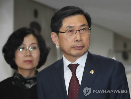 박상기 법무부 장관과 권인숙 위원장 (과천=연합뉴스) 박동주 기자 = 박상기 법무부 장관이 2일 오후 정부과천청사에서 열린 '법무부 성범죄 대책위원회' 발족 및 법무부 장관 입장발표 기자회견에 참석하고 있다. 뒤에는 권인숙 위원장. 2018.2.2      pdj6635@yna.co.kr