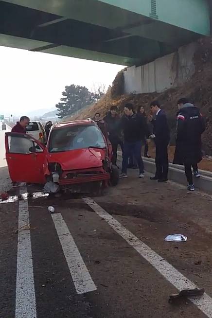 도움 주려 모인 시민들  (논산=연합뉴스) 2일 오전 11시 30분께 충남 논산시 연무읍 천안-논산고속도로 논산 방향 196.8㎞ 지점에서 넘어진 차량을 세운 뒤 차량 주변에 모여 있다. 2018.2.2 [독자 윤여원씨 촬영 제공=연합뉴스]
