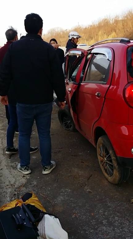 도움 주려 모인 시민들  (논산=연합뉴스) 2일 오전 11시 30분께 충남 논산시 연무읍 천안-논산고속도로 논산 방향 196.8㎞ 지점에서 넘어진 차량을 세운 뒤 차량 주변에 모여 있다. 2018.2.2 [독자 윤여원씨 촬영 제공=연합뉴스]