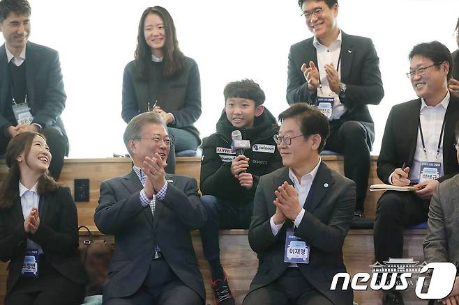 문재인 대통령이 2일 경기도 성남 판교창조경제밸리 기업지원허브에서 이재명 경기도 성남시장 등과 미래차 산업 간담회를 갖고 있다. (청와대 페이스북) 2018.2.2/뉴스1 © News1 김명섭 기자