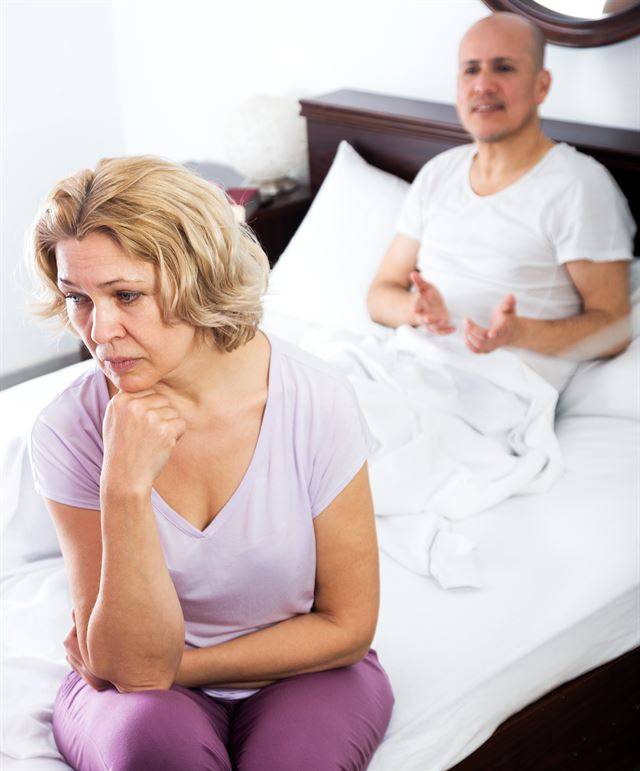 남편은 비아그라에 힘입어 성 관계를 적극적으로 맺으려 하는 반면 갱년기 이후 성욕이 낮아진 아내는 이에 적극적으로 동조하지 못할 경우 부부 사이의 갈등이 생길 수 있다. 따라서 비아그라를 쓰는데 있어 아내나 여성 파트너에 대한 배려와 관심도 매우 중요하다는 게 전문가들의 조언이다. 게티이미지