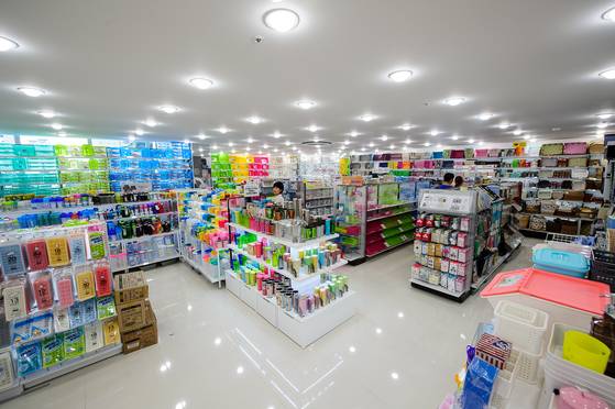 서울 명동역 '다이소' 매장. 3만개 넘는 생활용품의 평균 가격은 1200원 정도다. [사진 각 업체]