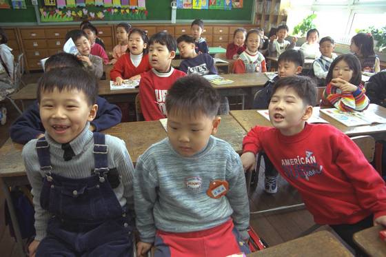 한 반 36명 중 남학생 21명, 여학생 15명인 1997년 3월 서울 강남의 한 초등학교 교실 모습. 당시 6명의 남학생이 남자끼리 짝을 지어 수업을 받았다. [중앙포토]