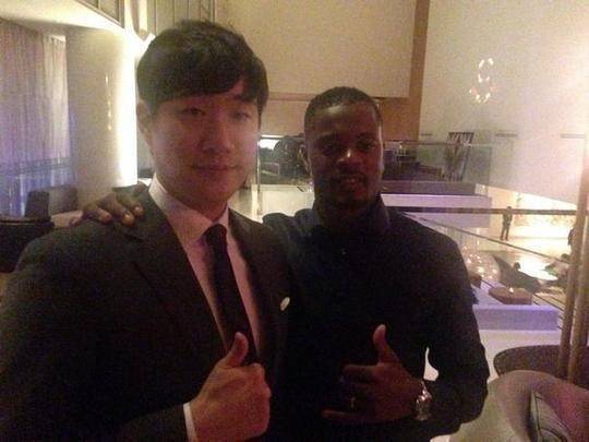 배성재 아나운서가 지난 2014년 박지성 결혼식에 참석한 에브라와 포즈를 취했다. 배성재는 “국민브라”라며 18금 아재개그를 날렸다. 사진=배성재 아나 SNS