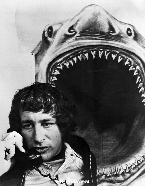 1975년 영화 '죠스' 포스터 앞에서 포즈를 취한 스티븐 스필버그 /AFPBBNews=뉴스1