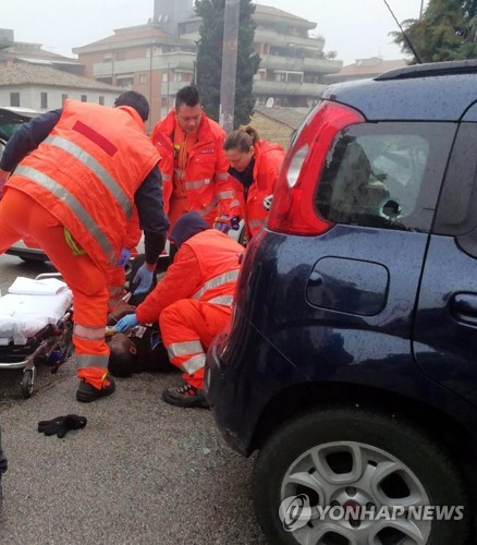 3일 이탈리아 중부 마체라타에서 발생한 총격 사건으로 아프리카계 남성이 길에 쓰러져 있다. [AP=연합뉴스]