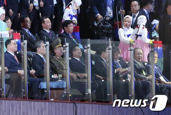 정홍원 국무총리가 북한의 황병서 군 총정치국장, 최룡해 당 비서, 김양건 대남담당 비서 등 북측 고위 인사들과 함께 4일 오후 인천 아시아드주경기장에서 열린 '제17회 2014 인천 아시안게임 폐회식에서 공연을 관람 하고 있다. 인천아시안게임은 '아시아는 이제 인천을 기억할것입니다'는 주제로 1986년 서울, 2002 부산에 이어 한국에서 열렸던 3번째 아시안게임은 많은 이야기를 만들어내며 보름의 열전을 마무리 한다. 2014.10.4/뉴스1 © News1 송원영 기자