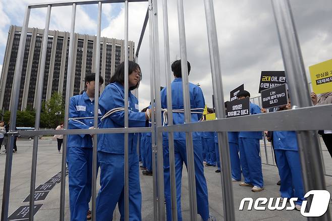 세계병역거부자의 날인 15일 서울 광화문북측광장에서 국제엠네스티 한국지부 회원들이 '옥중 기자회견'을 열고 정부가 양심에 따른 병역거부자의 처벌 중단과 대체복무제 도입을 요구하는 퍼포먼스를 선보이고 있다. 2017.5.15/뉴스1 © News1 황기선 기자