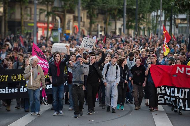 2016년 5월10일 프랑스 정부가 의회 표결 없이 노동법 개정안을 발효시키자 낭트 시민들이 반대 시위를 벌였다. 프랑스의 ‘시민교육’ 교과서는 노동자들의 파업과 시위를 담은 이런 사진들과 함께 실업문제나 노동자들의 권리를 가르치고, 학생들이 사회 현실에 관심을 갖도록 유도한다. AFP연합뉴스