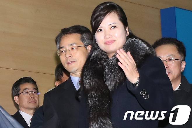 현송월 삼지연관현악단 단장이 이끄는 평창동계올림픽 북한 예술단 사전점검단이 22일 저녁 방남 일정을 마친 뒤 경기 파주 도라산 남북출입사무소(CIQ)를 통해 북으로 돌아가며 취재진을 향해 손을 흔들고 있다. 2018.1.22/뉴스1 © News1 허경 기자