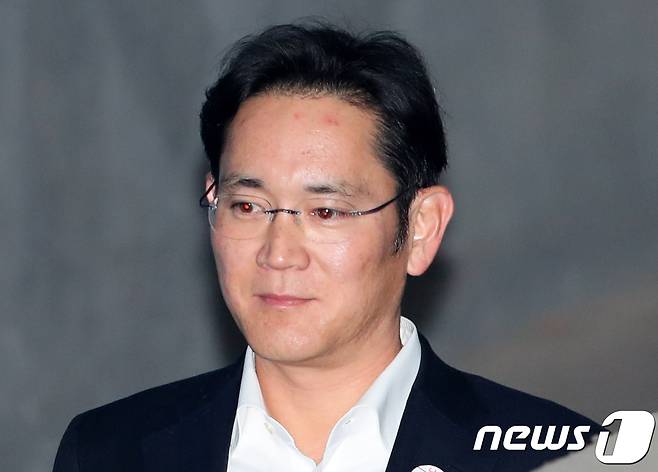 이재용 삼성전자 부회장이 서울 서초구 서울고등법원에서 열린 삼성그룹 전·현직 임직원들의 뇌물공여 혐의 관련 항소심 오후 재판에 출석하기 위해 호송차에서 내려 법정으로 향하고 있다. 2017.12.27/뉴스1 © News1 허경 기자