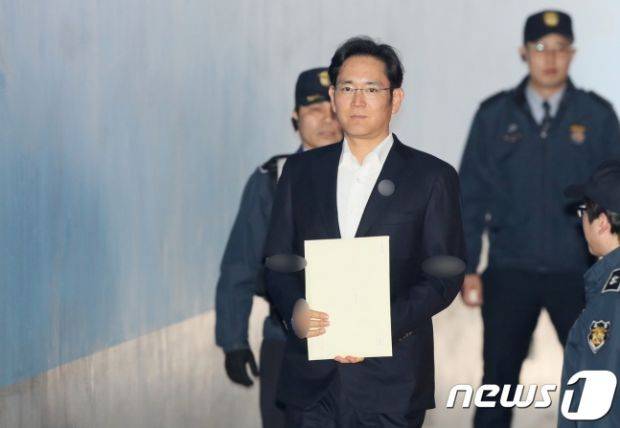 이재용 삼성전자 부회장이 5일 서울고등법원에서 열린 자신의 항소심 선고 공판에 출석하고 있다. (사진제공=뉴스1)