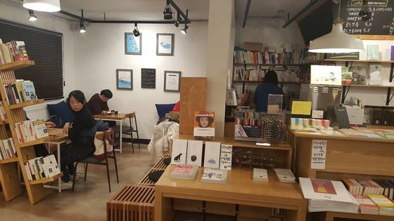독립서점의 성장의 배경에는 1인 가구 증가와 혼족 문화의 영향도 미친다. 혼자 찾아온 고객들이 음료를 마시며 책을 보고 있다. 김동호 기자