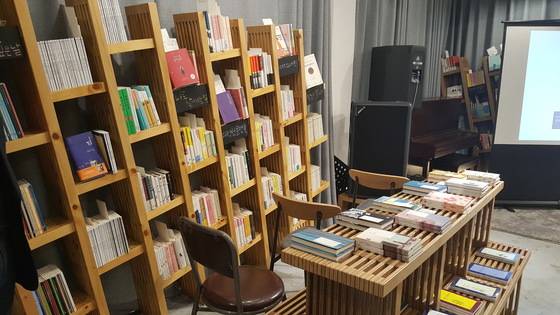 독립서점은 거의 매일 저자와의 북토크 시간을 갖는다. 맥주를 마시며 이야기를 듣는 책맥(책+맥주)도 일반적인 문화로 자리잡고 있다. 김동호 기자