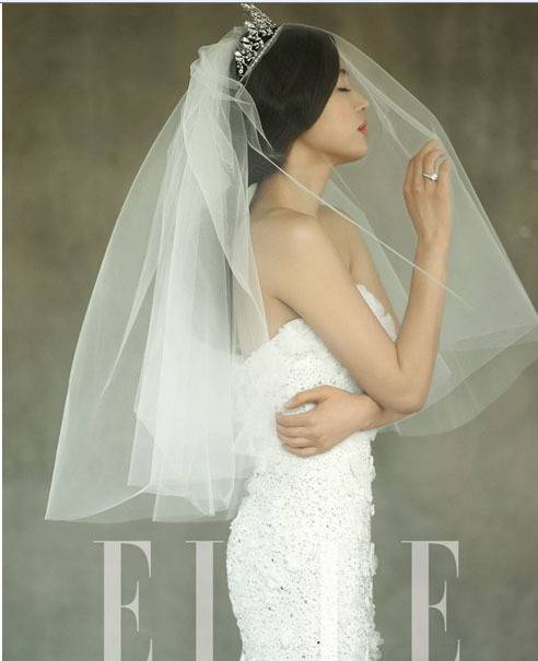 결혼을 앞두고 웨딩화보를 공개한 전지현. [사진 엘르]
