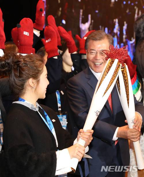 문재인 대통령이 지난해 12월 13일 오후(현지시각) 중국 베이징 소피텔호텔에서 열린 재중국한국인 간담회에 참석해 2018평창동계올림픽 성공기원 퍼포먼스를 하고 있다. 2017.12.13.      amin2@newsis.com